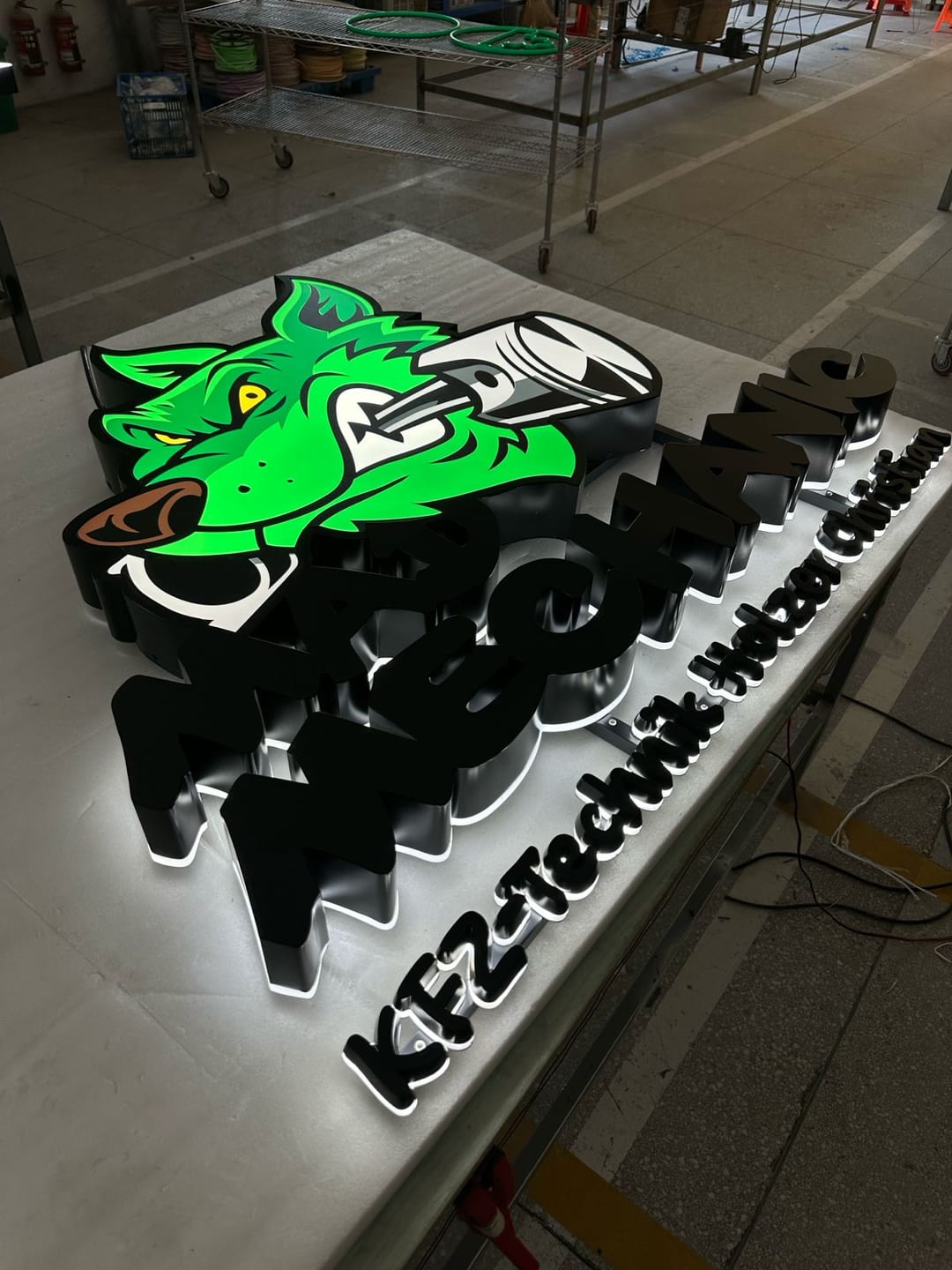 Grünes Drachenlogo und Schriftzug „KFZ-Technik MadMechanic“ nach der Fertigung.